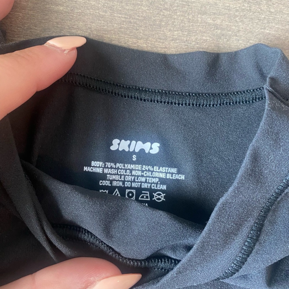 Skims fits everybody crop top in black